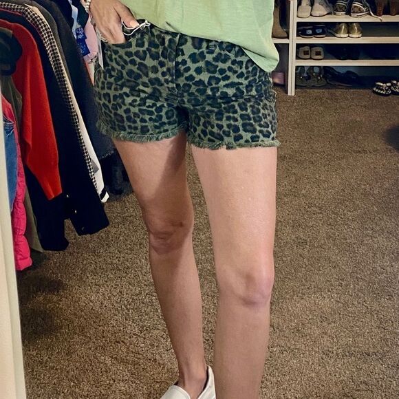 Good American THE CUT-OFFS Olive Leopard Shorts - Picture 5 of 10